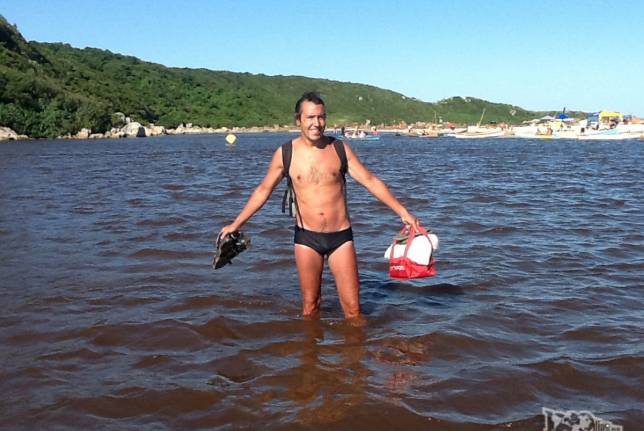 Atravessando a lagoa na Guarda do Embaú, litoral sul de Santa Catarina